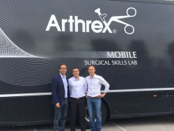 Dr Perrier, Padiolleau et Lopes devant l'ArthrolabPremière française : la cheville vue de l'intérieur