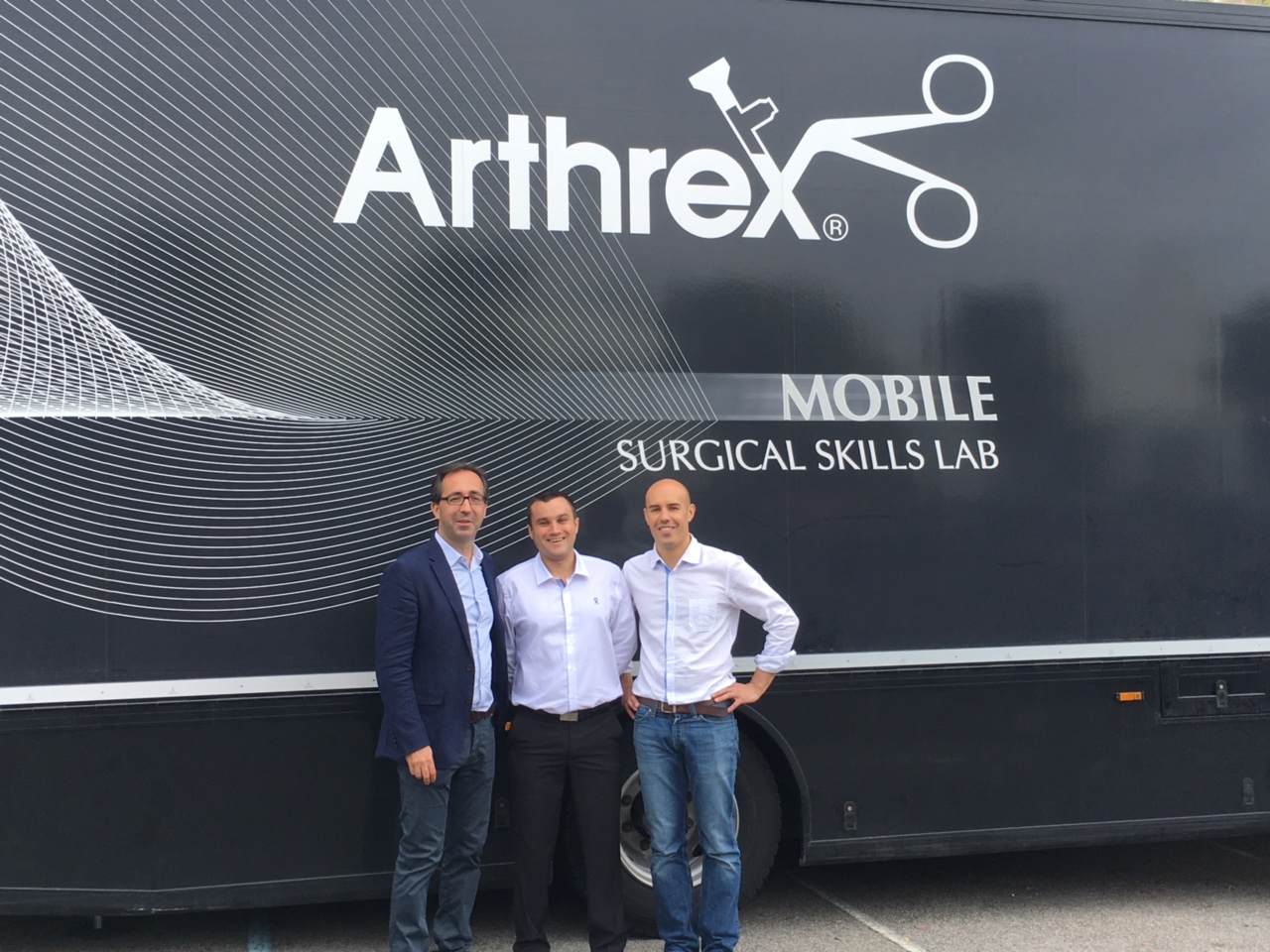 Dr Perrier, Padiolleau et Lopes devant l'Arthrolab