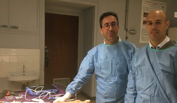Dr Ronny LOPES et Dr Cyril PERRIER ( centre PCNA) en développement de matériel  de chirurgie du pied au laboratoire d'anatomie.