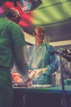 Dr Ronny Lopes (cours de chirurgie mini-invasive et percutanée du pied) IRCAD Strasbourg Avril l2018